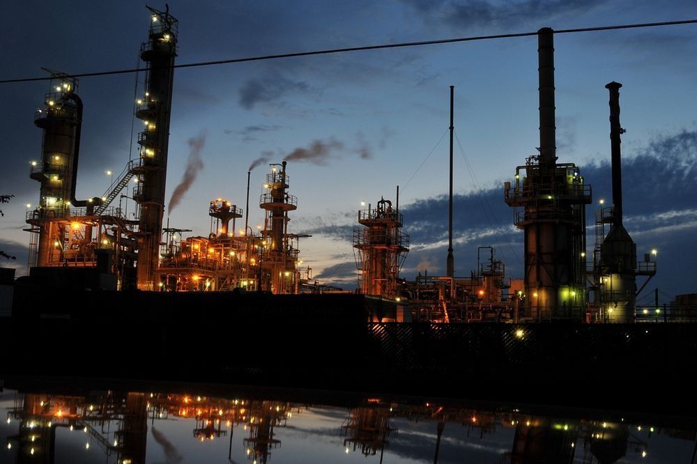 Các nhà máy lọc dầu và hóa chất hoạt động liên tục ngày đêm. Ảnh: Jon Lin Photography/Flickr.