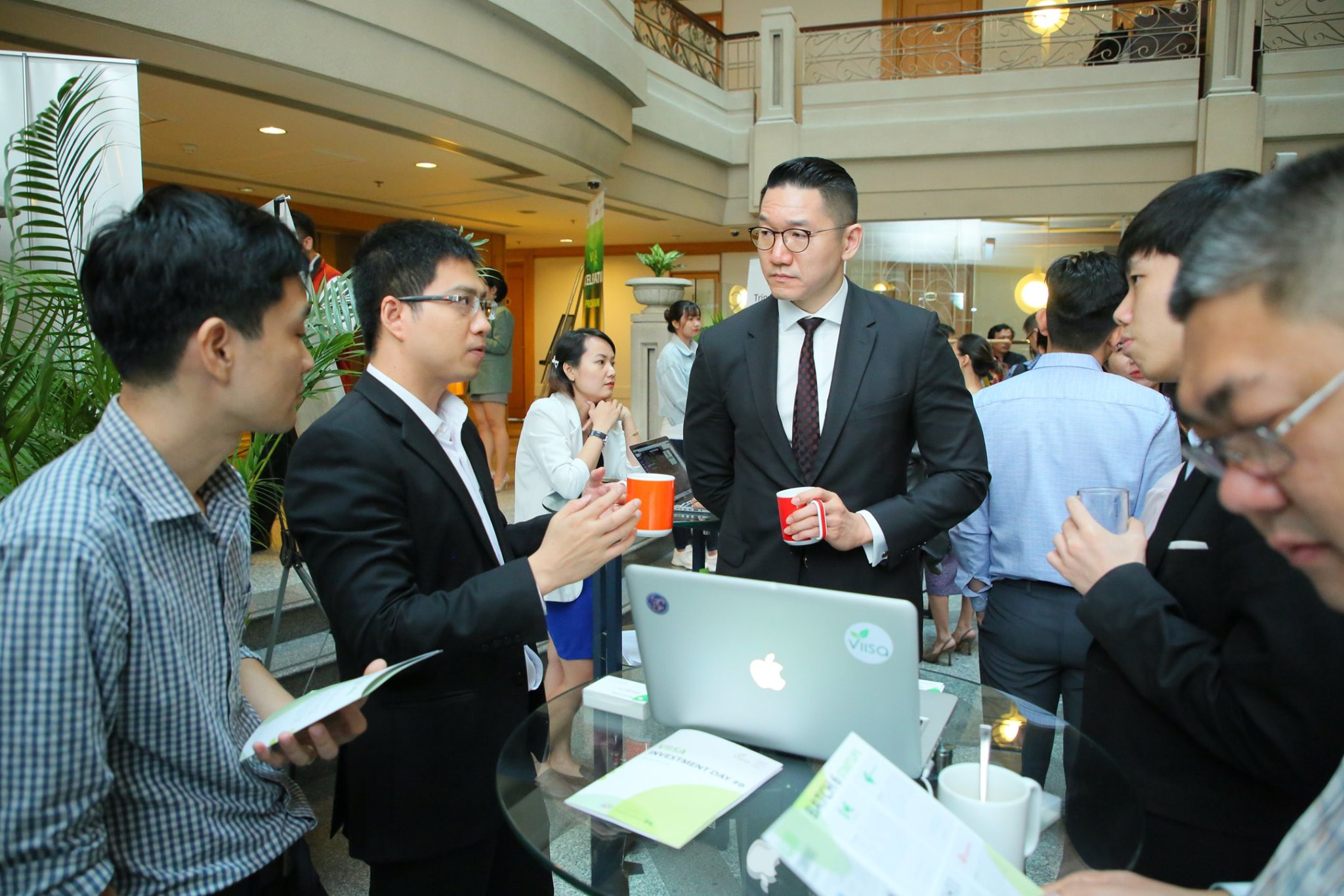 Một nhà đầu tư đang lắng nghe chia sẻ của ông Phạm Mạnh Hà – CEO của BeeKrowd. Ảnh: BK.