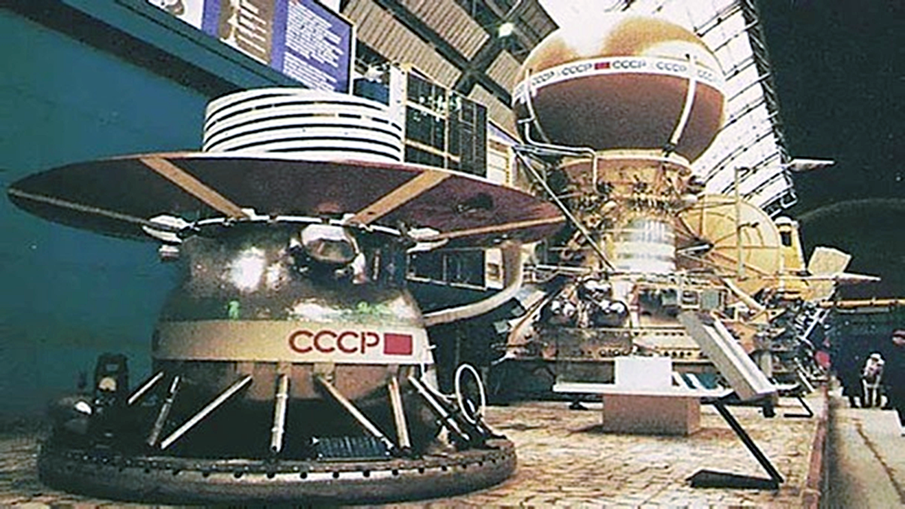 Mô hình tàu Venera-13 và module đổ bộ (phía trước) được trưng bày tại Moscow. Ảnh: NASA.