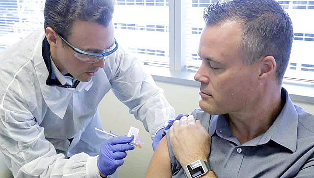 Tình nguyện viên thử nghiệm vaccine nCoV tại Viện Nghiên cứu Y tế Kaiser Permanente Washington ở Seattle, ngày 16/3. Ảnh: AP