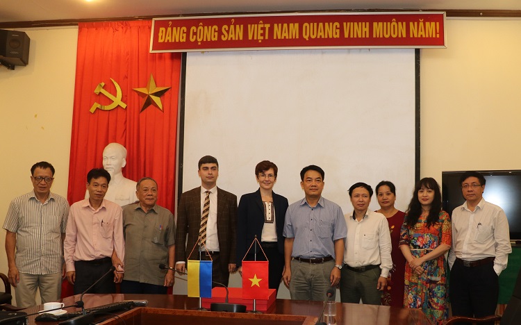 Lãnh đạo Viện Năng lượng nguyên tử Việt Nam chụp ảnh lưu niệm với đoàn Ukraine