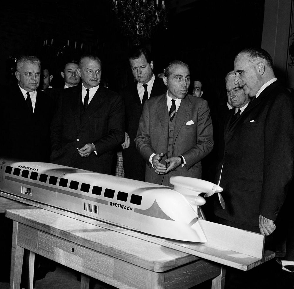 Jean Bertin thuyết trình mô hình aerotrain với Thủ tướng Georges Pompidou ở Paris. Ảnh: Flickr.