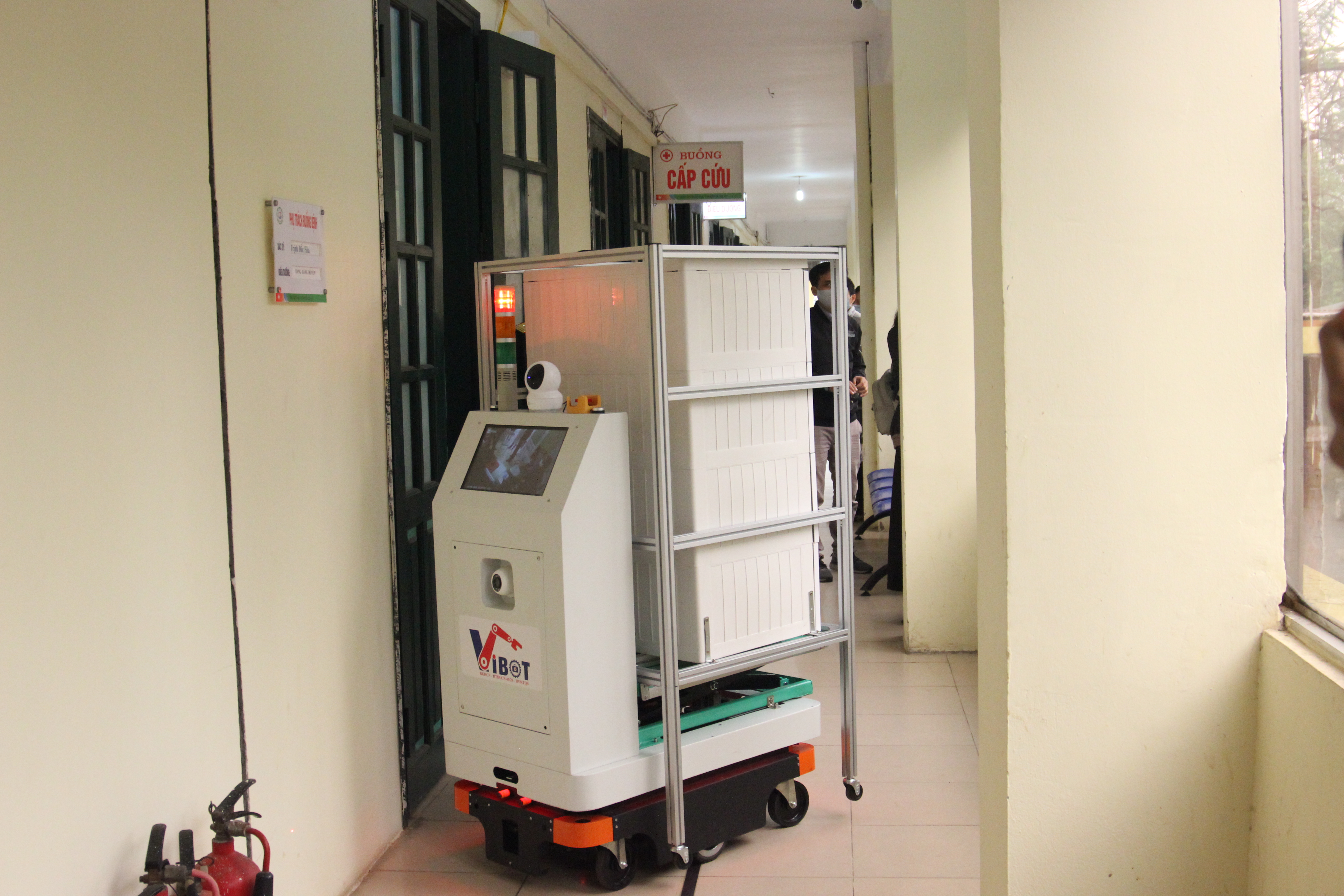 Robot VIBOT-1a của Học viện Kỹ thuật Quân sự chạy thử nghiệm giao thuốc và thức ăn tại các phòng bệnh của Bệnh viện Bắc Thăng Long tháng 4/2020. Ảnh: BN