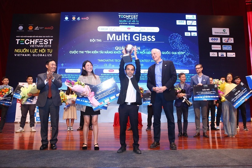 MultiGlass nhận giải quán quân cuộc thi khởi nghiệp đổi mới sáng tạo quốc gia 2019. Ảnh: TF