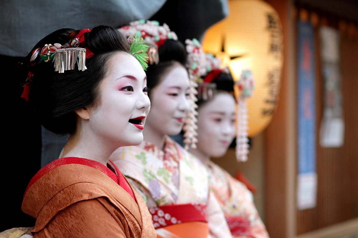Phụ nữ Nhật Bản thời xưa thường trang điểm với khuôn mặt trắng và hàm răng đen. Ảnh: Livejapan.