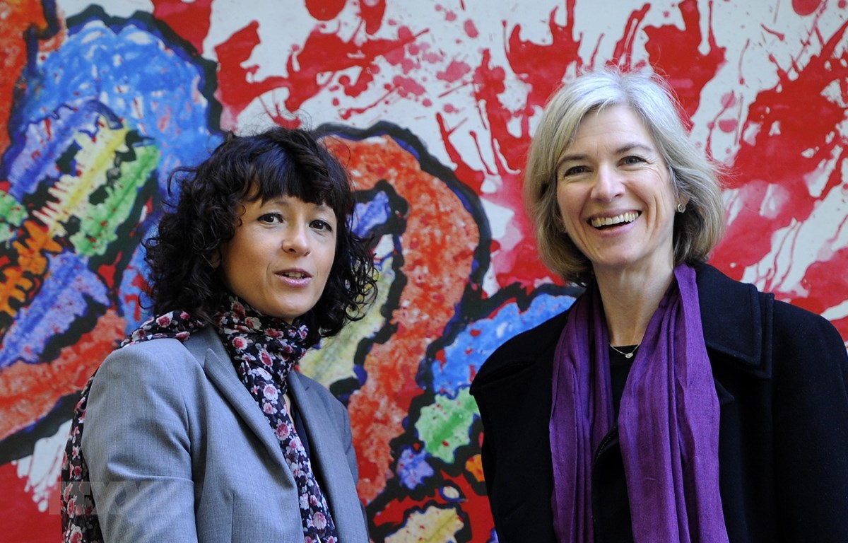 Các giáo sư Emmanuelle Charpentier (trái) và Jennifer Doudna.