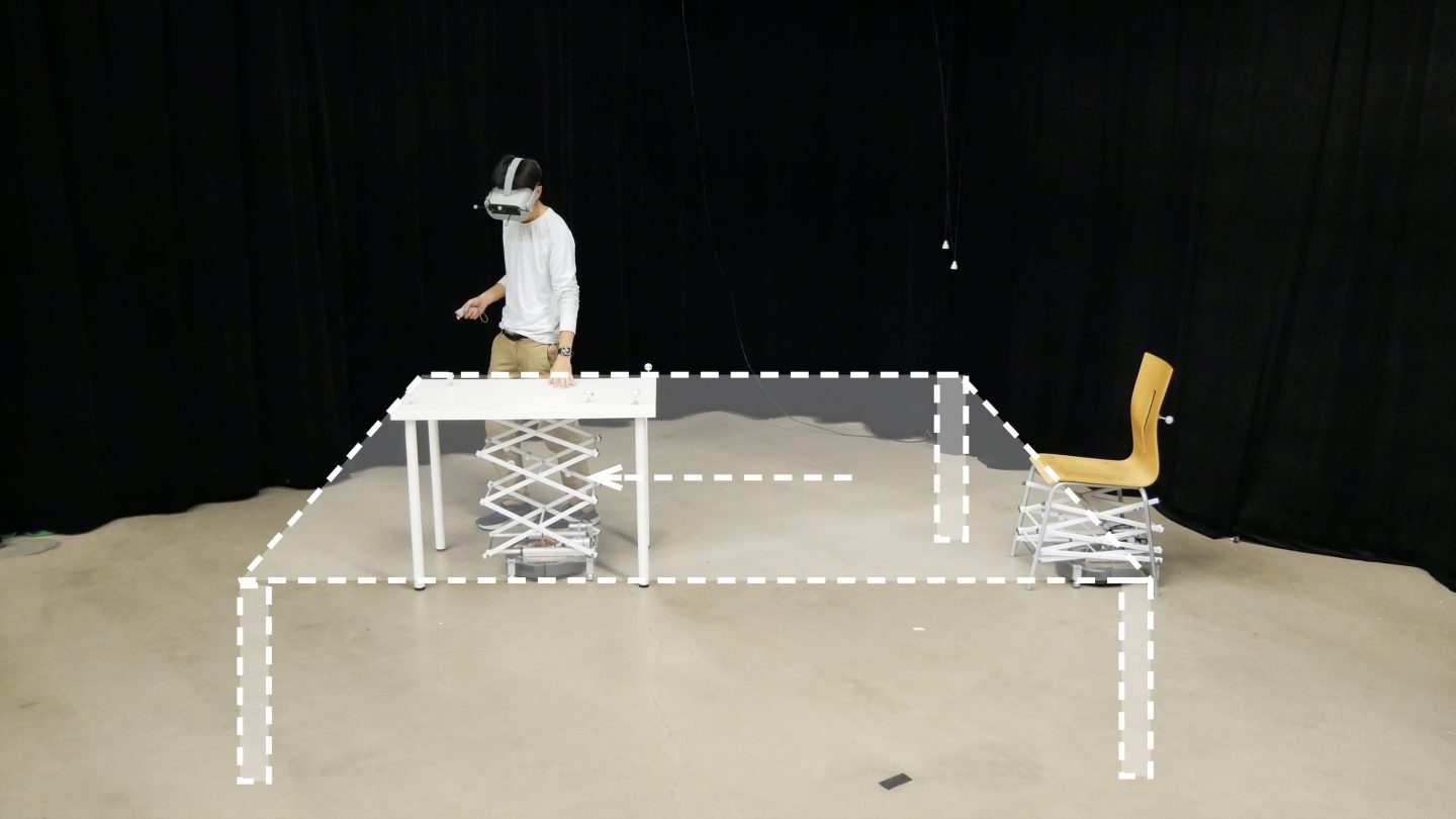 Người dùng đang trải nghiệm công nghệ thực tế ảo trong RoomShift. Ảnh: newatlas.com