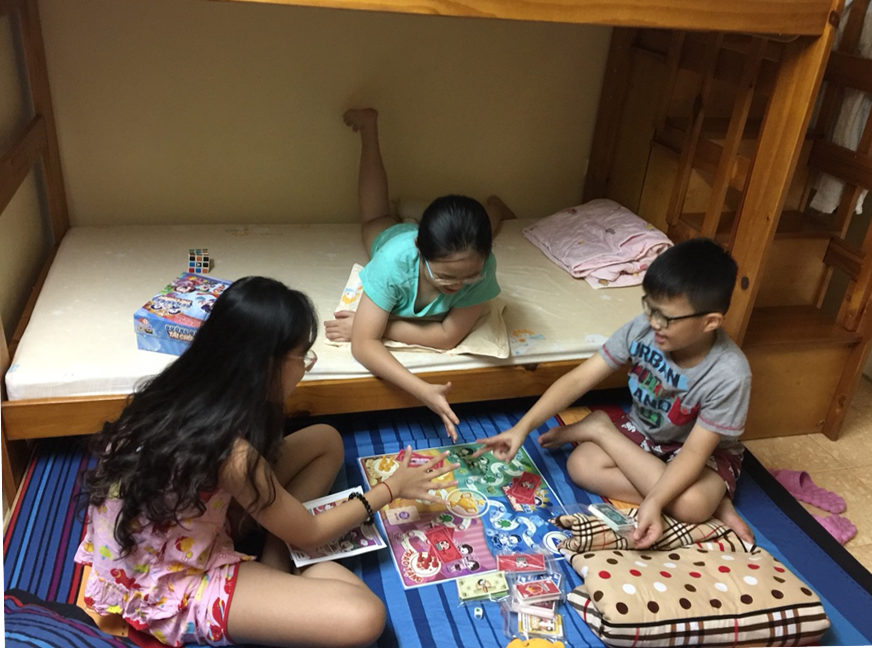 Trẻ em chơi boardgame đường đua tài chính. Ảnh: NVCC