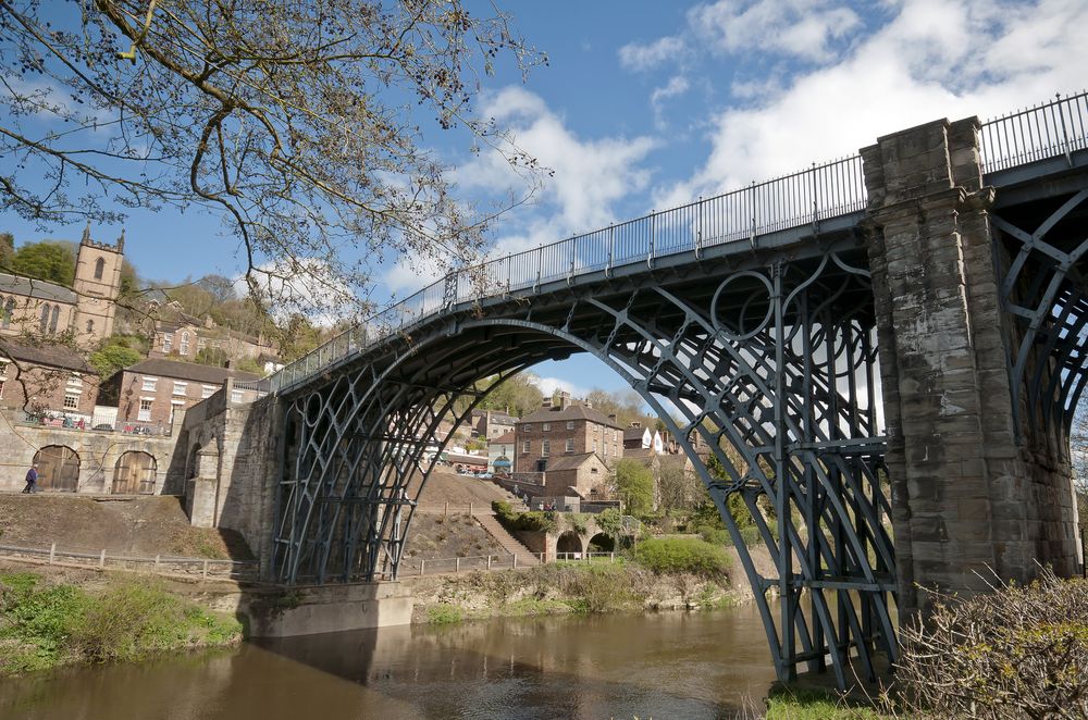  Iron Bridge là cây cầu đầu tiên trên thế giới được làm bằng gang. Ảnh: Flickr.