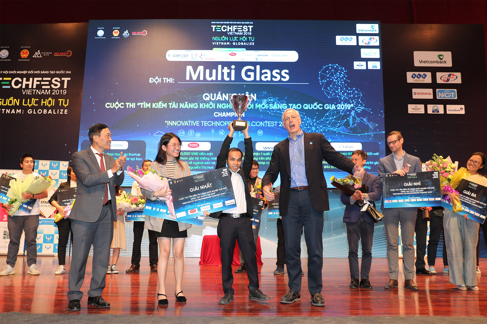 Đội Multi Glass được ban tổ chức trao giải Nhất cuộc thi chung kết tài năng khởi nghiệp sáng tạo quốc gia 2019. Ảnh: BTC.