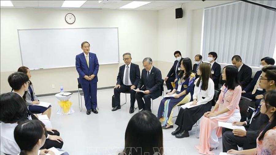 Thủ tướng Nhật giao lưu với sinh viên trường ĐH Việt Nhật, ĐH Quốc gia Hà Nội. Ảnh: TTXVN
