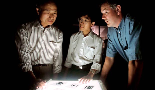 Phát hiện ra Virus viêm gan C của George Kuo, Qui-Lim Choo và Michael Houghton (từ trái sang) vào năm 1989 là chiến thắng vang dội hồi đó. Ảnh: Massachusetts Genaral Hospital.