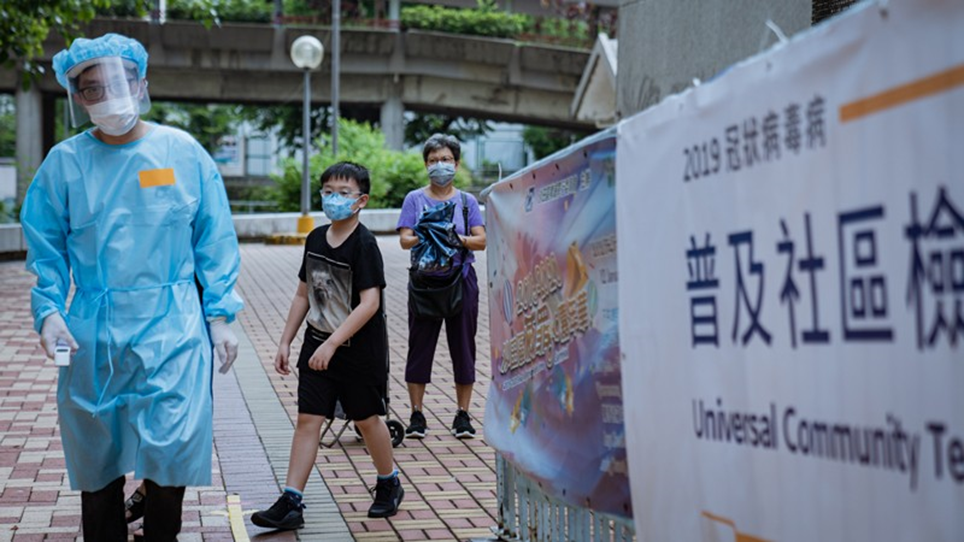 Một người đàn ông Hong Kong là người đầu tiên được thông báo bị nhiễm coronavirus lần thứ hai. Ảnh: Yan Tang / SOPA Images / Getty