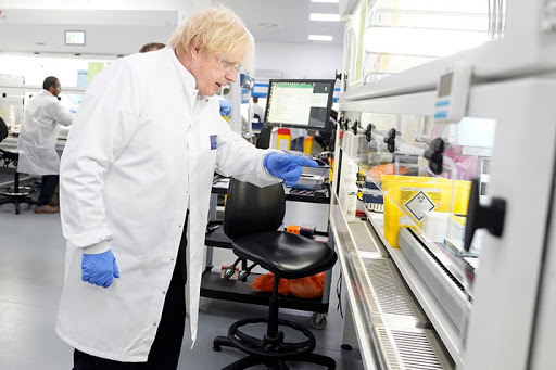 Thủ tướng Anh Boris Johnson tới thăm các phòng thí nghiệm xét nghiệm Covid-19 của Trung tâm Sinh học Anh ở Milton Keynes ngày 13/6/2020. Nguồn: ukbiocentre.com