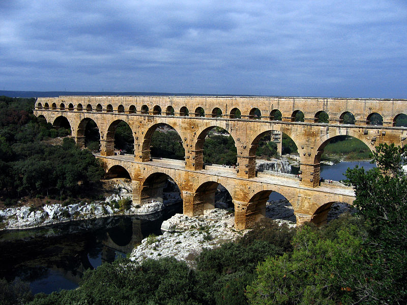 Cầu máng Pont du Gard bắc qua sông Gardon ở miền Nam nước Pháp, nằm trong danh sách Di sản thế giới của UNESCO. Ảnh: Wikipedia.