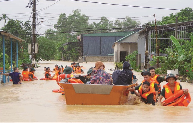 Cứu hộ người dân mắc kẹt trong lũ ở Quảng Bình. Ảnh: Thanh Tùng