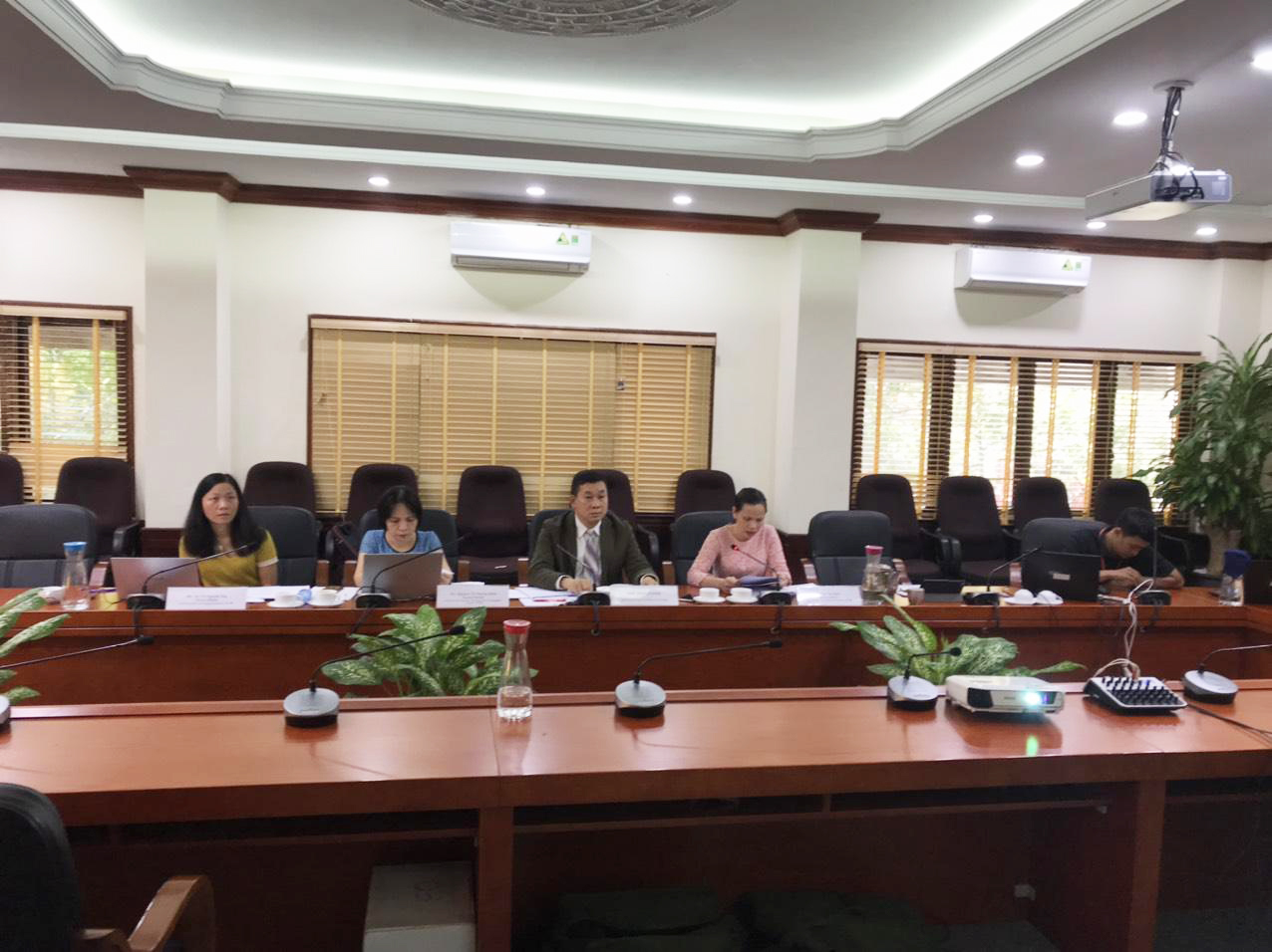 Phó Cục trưởng Trần Lê Hồng cùng các cán bộ Cục Sở hữu trí tuệ tham dự Diễn đàn trực tuyến giữa Cục với doanh nghiệp châu Âu.