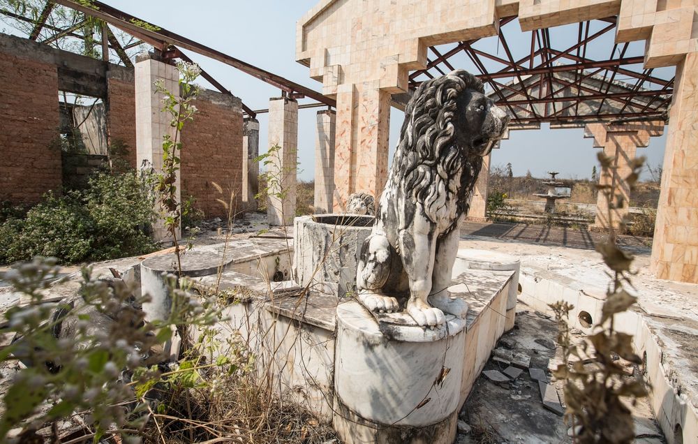 Cảnh hoang tàn đổ nát tại dinh thự của Mobutu ở Gbadolite. Ảnh: Sean Smith