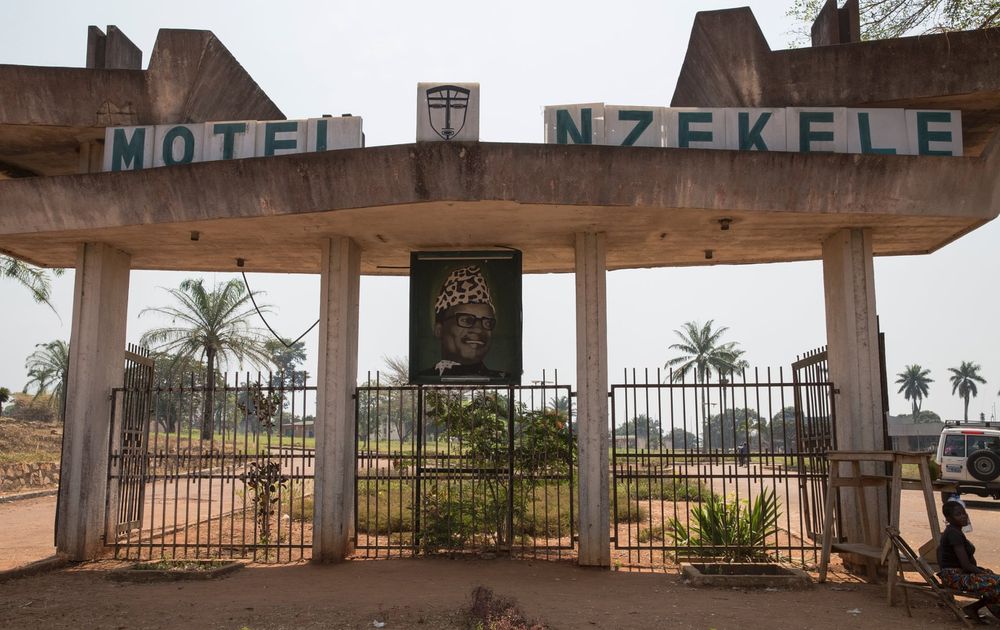 Khách sạn Motel Nzekele hiện vẫn mở cửa cho du khách với giá 50 USD/phòng/đêm. Ảnh: Sean Smith.