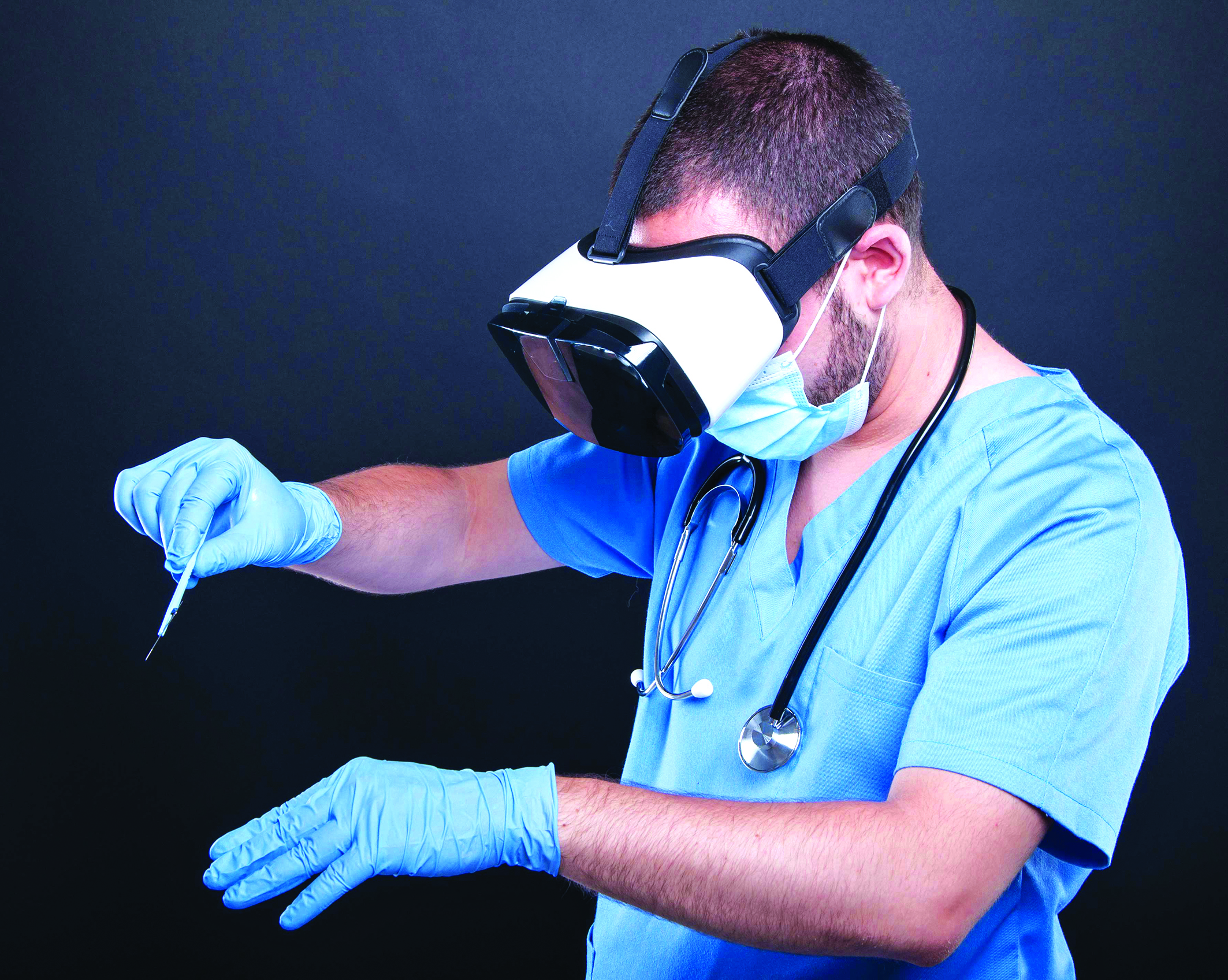 Các bác sĩ sẽ tiến hành phẫu thuật nhanh hơn và chính xác hơn nếu được luyện tập với công nghệ thực tế ảo. Nguồn: dailymail.co.uk