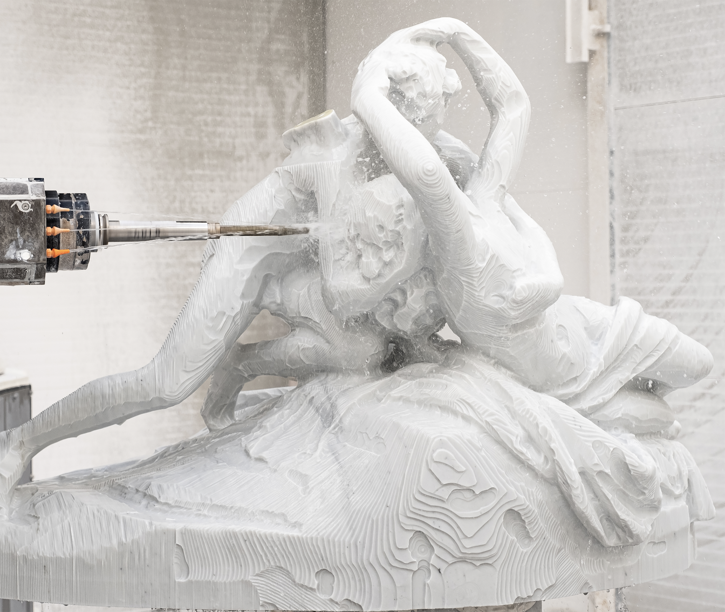 Cánh tay robot đang mô phỏng lại quá trình tạc nên bức tượng Cupid and Psyche. Tác phẩm là kết quả của sự phối hợp giữa các nhà điêu khắc, nhà phê bình nghệ thuật, chuyên gia công nghệ, giám tuyển triển lãm… Ảnh: Magister Art.  