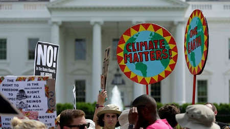 Người biểu tình bên ngoài Nhà Trắng phản đối chính sách về chống biến đổi khí hậu của chính quyền Tổng thống Trump - Ảnh: Reuters