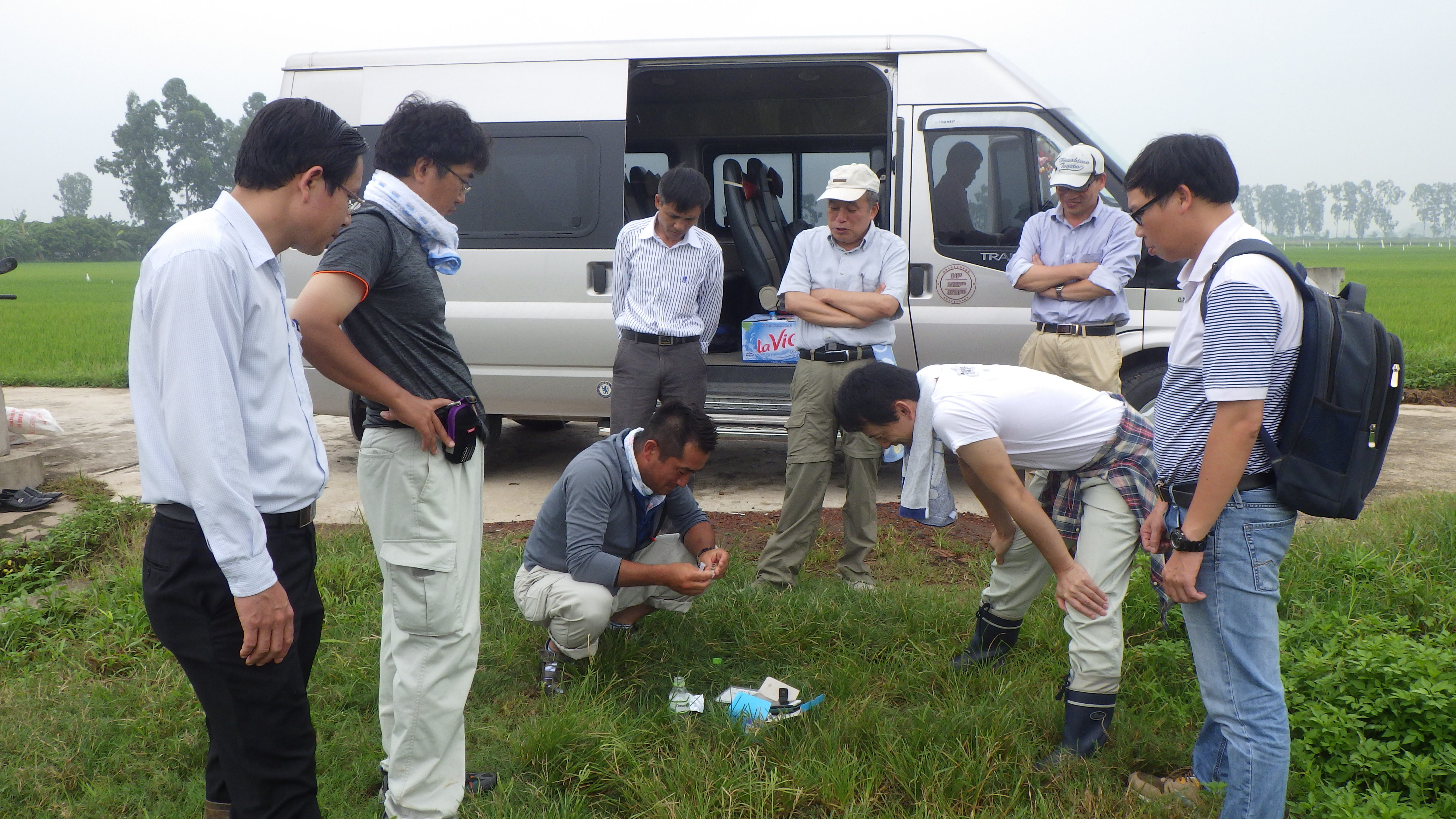 Chuyên gia Việt Nam và Nhật Bản test nhanh các chỉ tiêu của đất tại mô hình. 