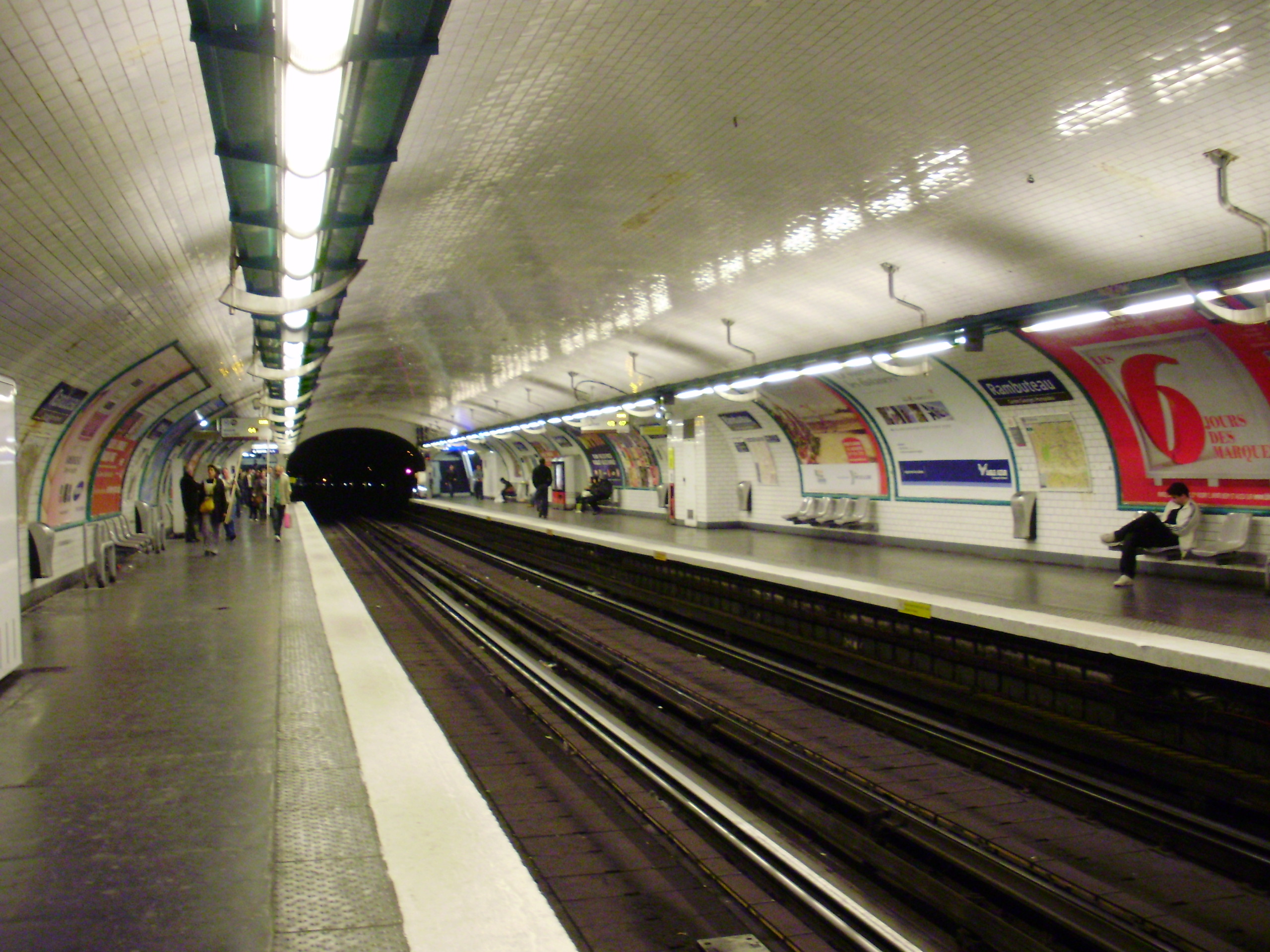 Ga Rambuteau Métro ở Paris. Ảnh: Wikimedia.