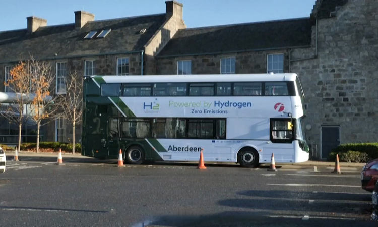 Thử nghiệm xe buýt hai tầng chạy bằng hydro đầu tiên