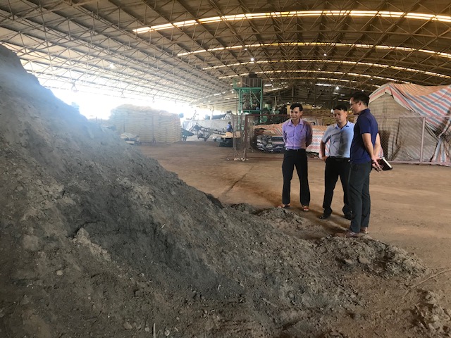 Nhóm nghiên cứu tham quan nhà máy sản xuất phân bón thuộc công ty mía đường Lam Sơn. Ảnh: NVCC