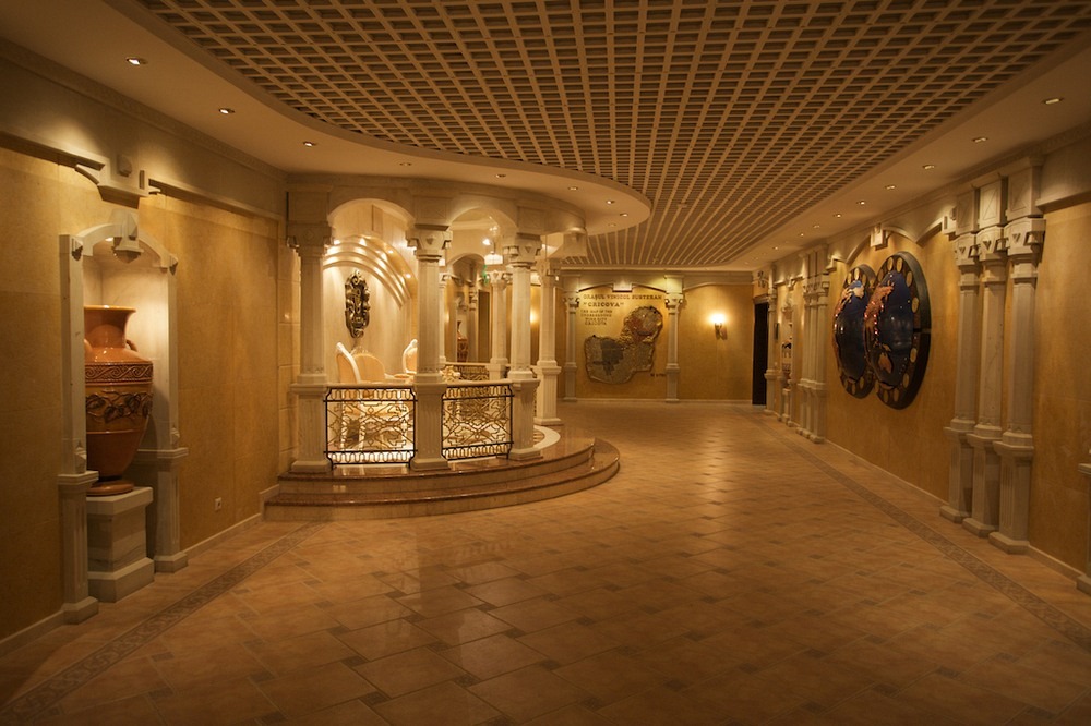 Hầm rượu Cricova được trang trí rất đẹp, mang phong cách nghệ thuật ấn tượng. Ảnh: Hans Põldoja/Flickr.