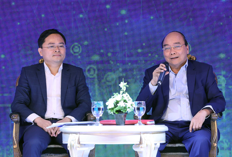Thủ tướng Chính phủ Nguyễn Xuân Phúc đối thoại với thanh niên khởi nghiệp. Ảnh: TF