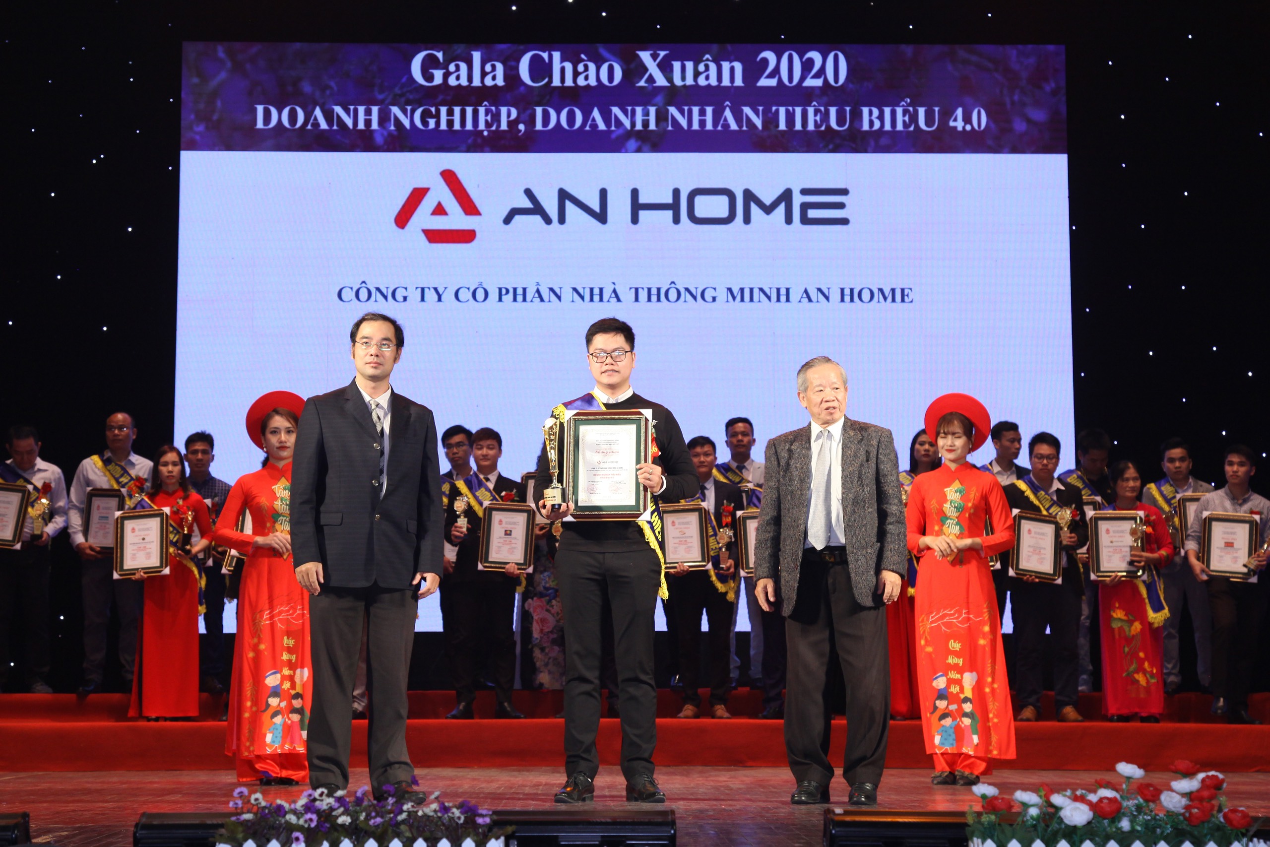 CEO AnHome Bùi Thành Ninh (giữa) nhận chứng nhận Doanh nghiệp, doanh nhân tiêu biểu 4.0 tại Gala chào Xuân 2020 - Tự hào thương hiệu Đất Việt | Nguồn: Thương hiệu & Công luận