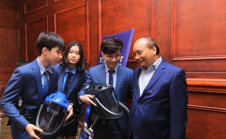 Các nhà sáng chế trao đổi với Thủ tướng Nguyễn Xuân Phúc. Ảnh: CESTC