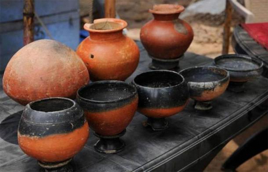 Những chiếc bình 2.500 năm tuổi được khai quật tại di chỉ khảo cổ Keeladi. Nguồn: Ancient Origins. 