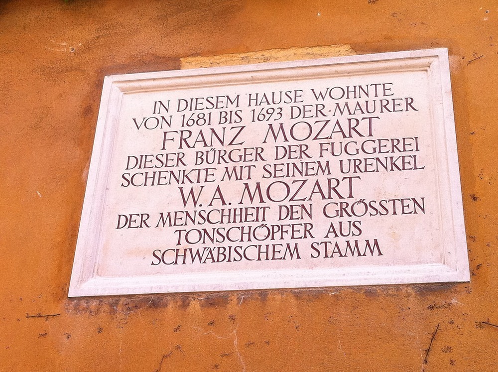 Tấm bảng khắc tên ông cố của thiên tài soạn nhạc Mozart trước ngôi nhà ở Fuggerei. Ảnh: Jennifer Boyer/Flickr.