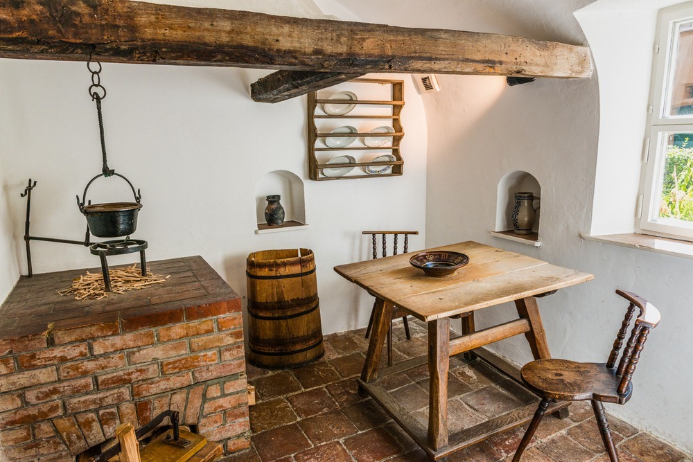Gian bếp mang phong cách xa xưa bên trong một căn hộ. Ảnh: PlusONE/Shutterstock.