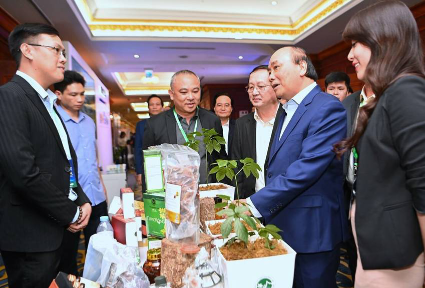 Thủ tướng Nguyễn Xuân Phúc tham quan các gian hàng khởi nghiệp. Ảnh: VGP