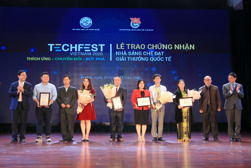 Lễ vinh danh và trao chứng nhận tham gia Techfest của Cục Phát triển thị trường và doanh nghiệp KHCN (Bộ KH&CN) và Hiệp hội Sáng chế Việt Nam cho 4 nhà sáng chế đoạt giải thưởng quốc tế.