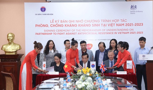 Đại diện Bộ Y tế, Công ty GlaxoSmithKline Pte Ltd tại Việt Nam và Đại sứ Anh ký kết biên bản ghi nhớ. Ảnh: ĐSQ Anh