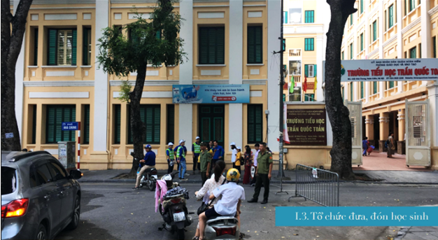 Điều phối giao thông trong giờ cao điểm trước cổng trường tiểu học Trần Quốc Toản, Q. Hoàn Kiếm