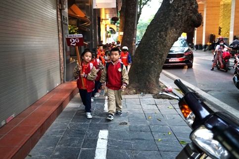 Sơn vạch kẻ đường trên tuyến đường Quang Trung - Nhà Chung để dành 1/3 vỉa hè cho trẻ đi bộ