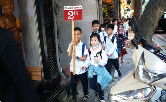 Mặc dù vẫn chung đường với các phương tiện đỗ xe trên vỉa hè, phần đường kẻ riêng cho phép học sinh đi hàng đôi với nhau đến trường