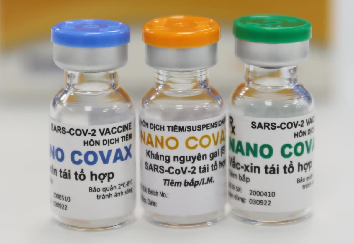 Ba lọ vaccine Nanocovax hàm lượng 25 mcg (màu xanh lá), 50 mcg (màu xanh dương) và 70 mcg (màu da cam) mà Nanogen sắp đưa vào tiêm thử trên người.