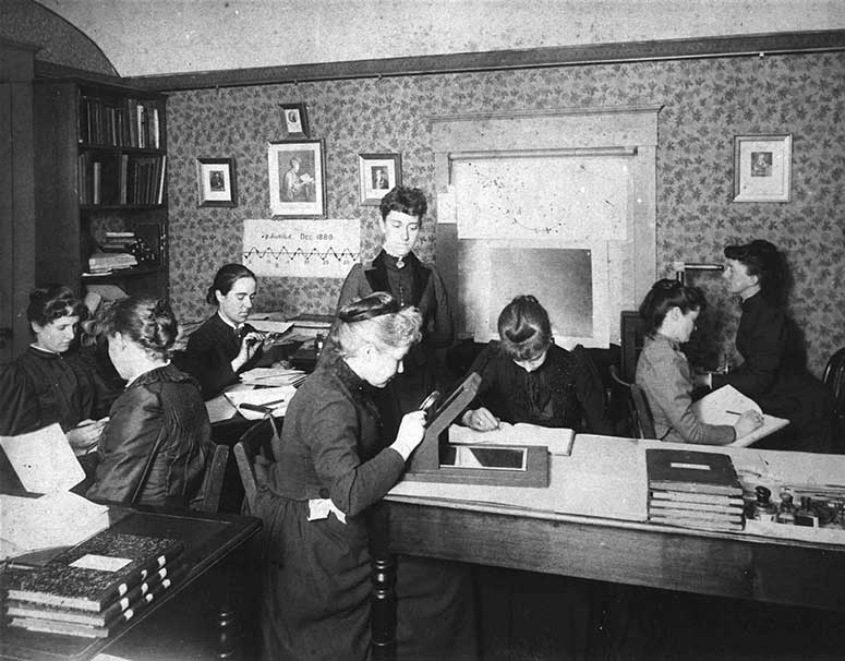 Leavitt và các nữ nhân viên tại Đài quan sát thuộc Đại học Harvard được ví như những chiếc “máy tính”. Ảnh: Wikimedia