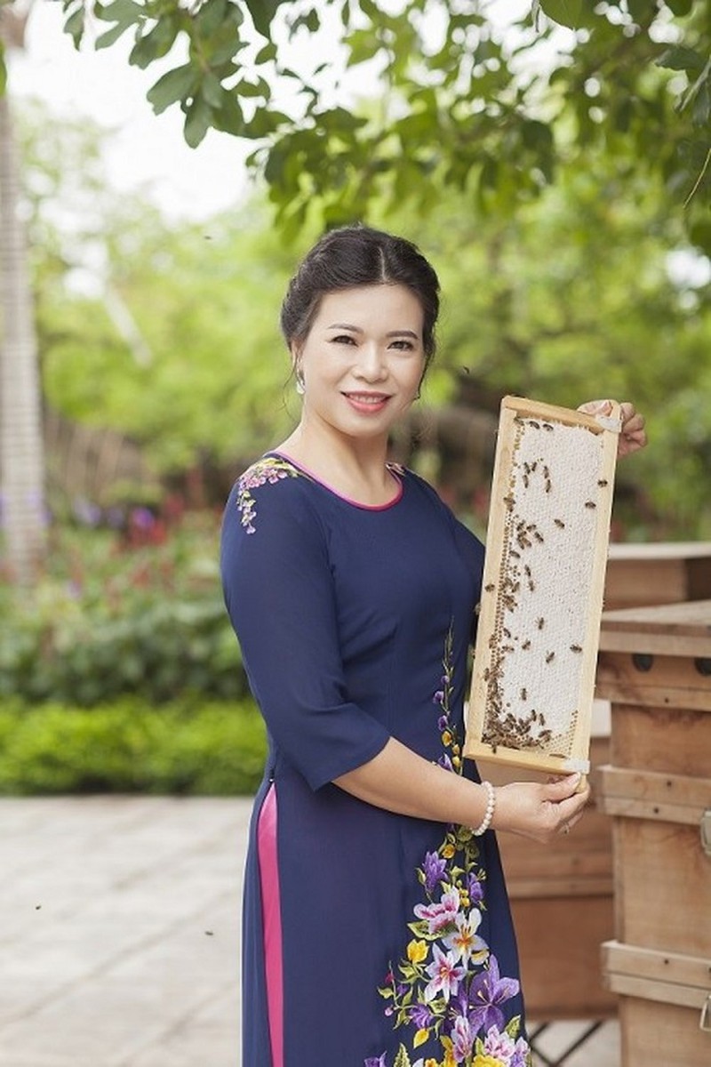 Bà Lê Thị Nga, Tổng Giám đốc Honeco, đứng cạnh thùng nuôi ong theo kỹ thuật thùng kế. Nguồn: Honeco