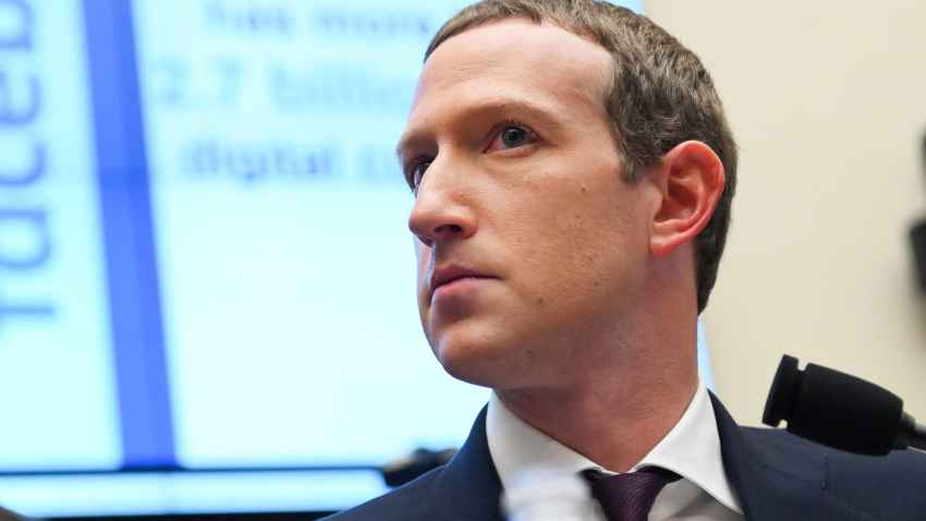 Chủ tịch kiêm Giám đốc điều hành Facebook Mark Zuckerberg tại phiên điều trần của Ủy ban Dịch vụ Tài chính Hạ viện ở Washington năm ngoái. Ảnh: Nbcboston