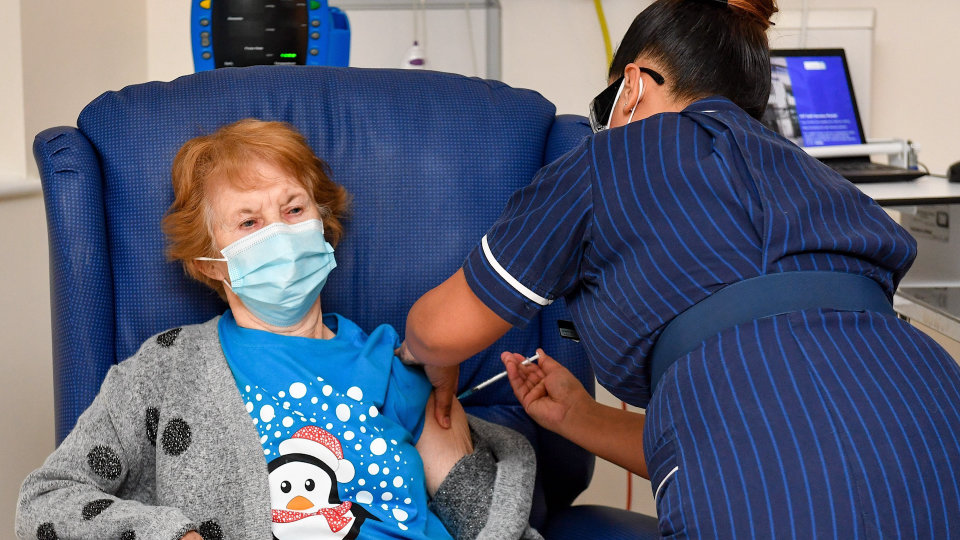 Cụ Maggie Keenan, 90 tuổi, là bệnh nhân đầu tiên ở Anh được tiêm vaccine Pfizer-BioNTech vào ngày 8/12. Ảnh: WSJ 