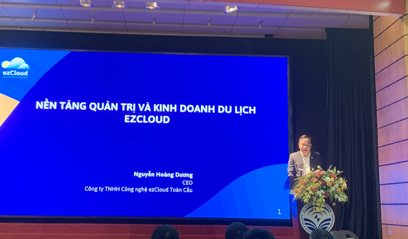 Ông Nguyễn Hoàng Dương -giới thiệu về nền tảng ezCloud. Ảnh: VN