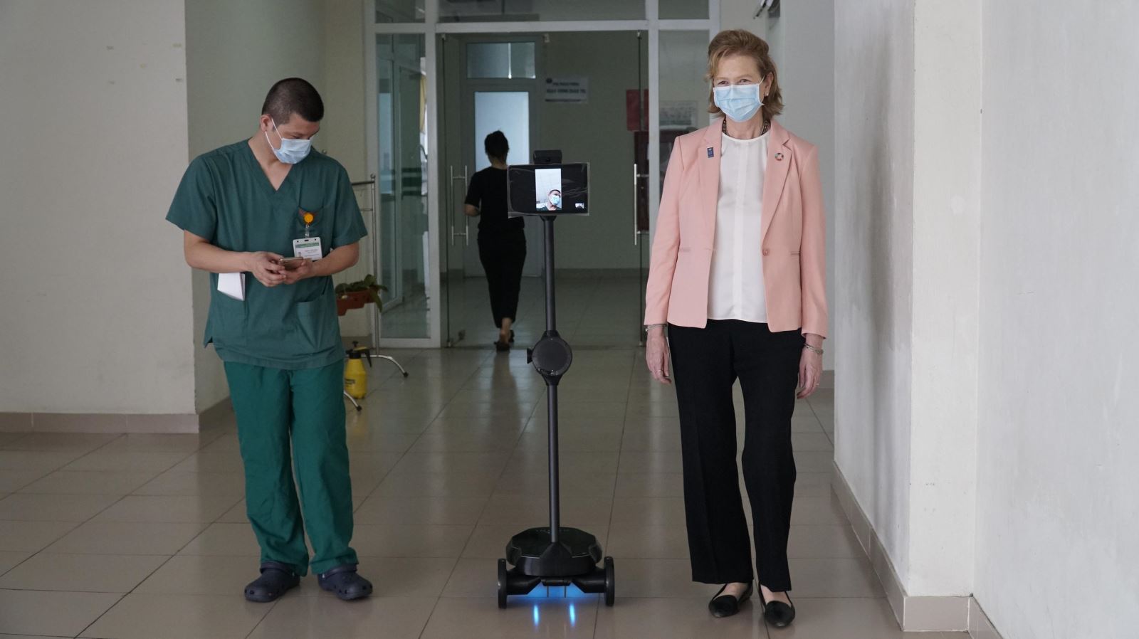 Bệnh viện Bệnh nhiệt đới Trung ương và UNDP thử nghiệm Ohmni robot trong thời kì Covid-19 | Nguồn: BV BNDTW